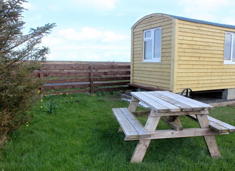 Hillside Camping Pods And Shepherd'S Hut Вік Екстер'єр фото